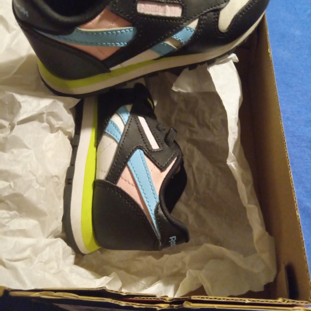 Kids size 10 Reebook shoes $15